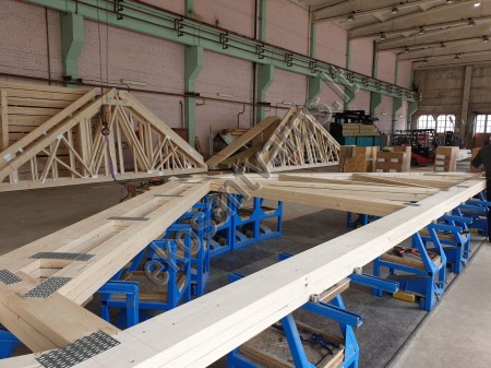 Technologinis stogo santvarų surinkimas Stogo santvarų surinkimas technologiniais stendais