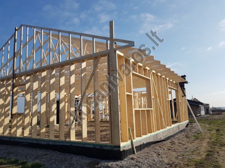 Karkasinio namo stogo santvarų sistema