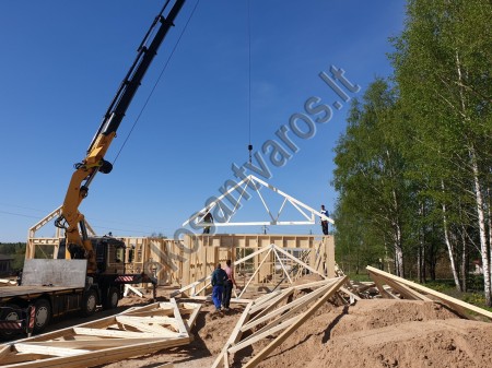 Stogo santvarų montavimas su kranu