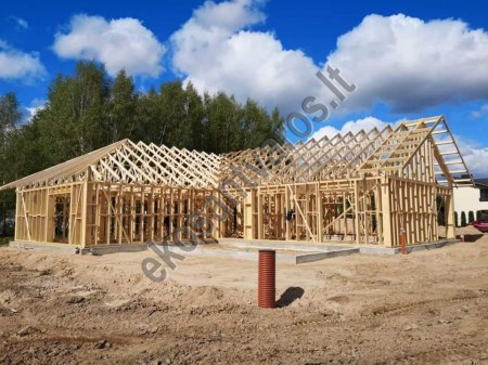 Karkasinio namo stogo karkasas iš santvarų