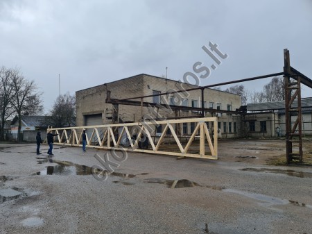 Medinių stogo santvarų pakrovimas transportavimui Ekosantvaros ceche