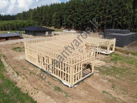 Karkasinio namo sienų ir stogo karkaso montavimas