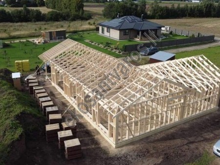 Didelio ploto namo stogo konstrukcija iš santvarų